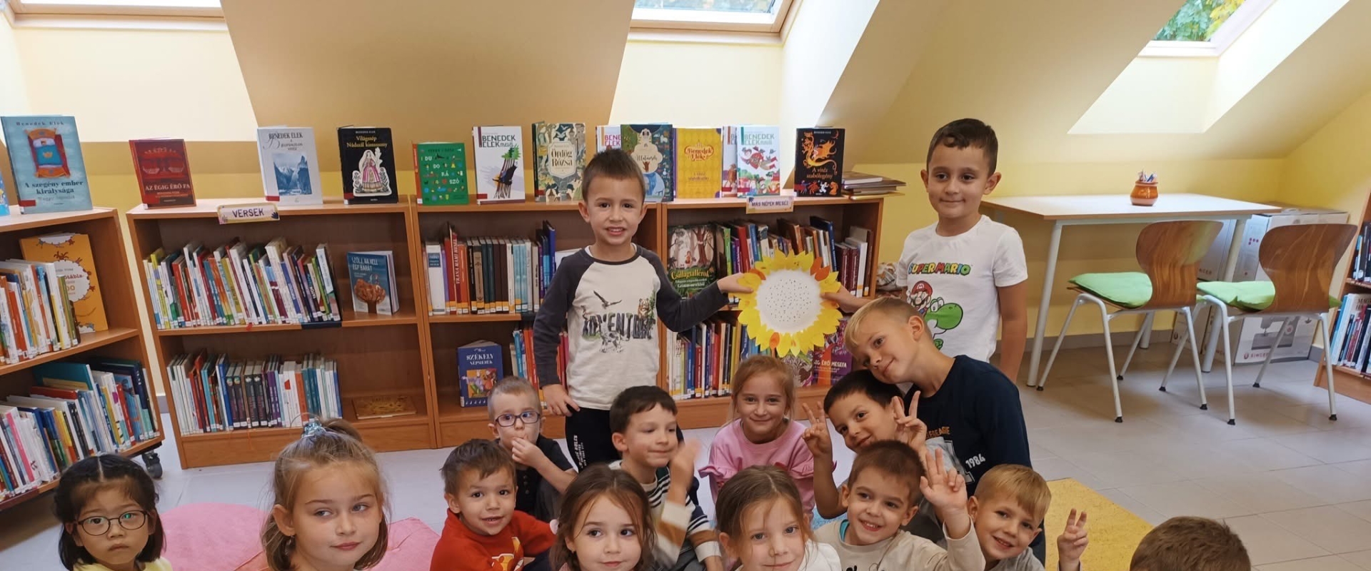 Slide: Könyvtárban